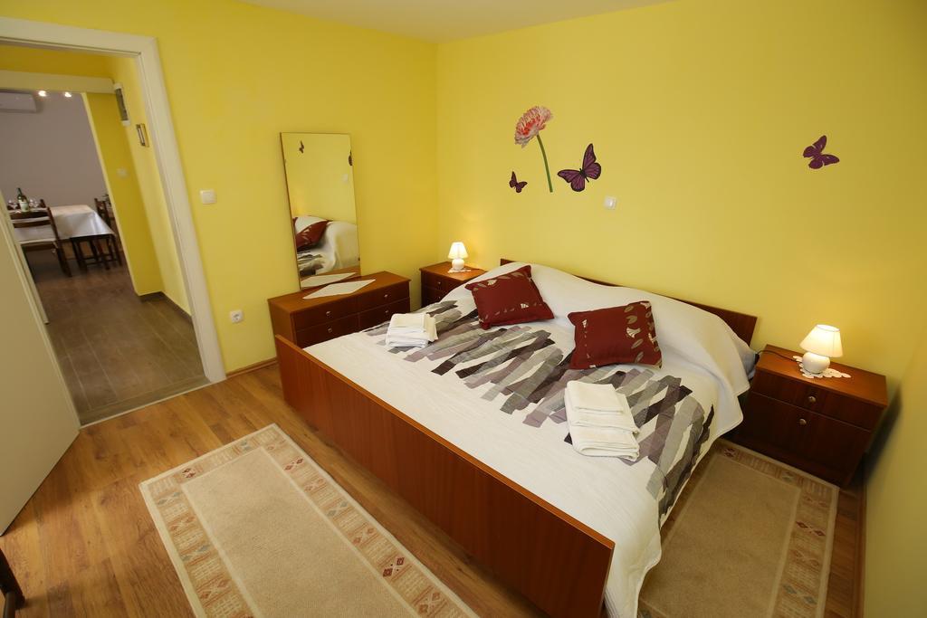 Apartment Marta Ražanac Esterno foto