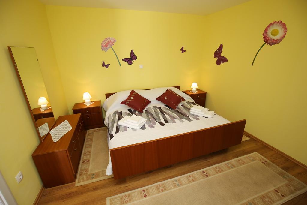 Apartment Marta Ražanac Esterno foto