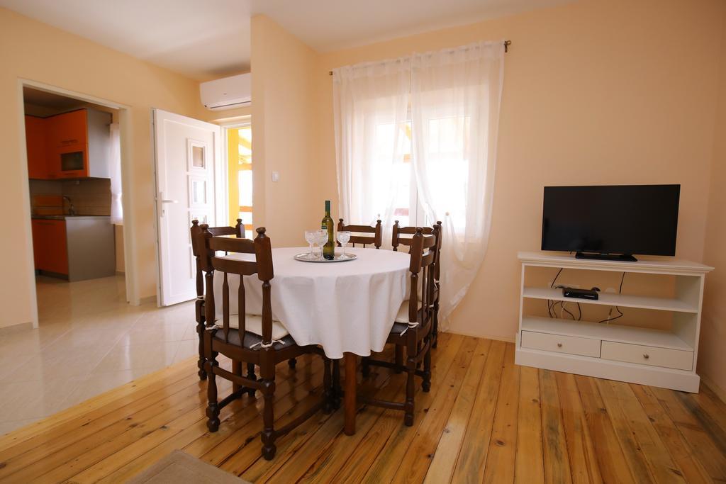 Apartment Marta Ražanac Esterno foto